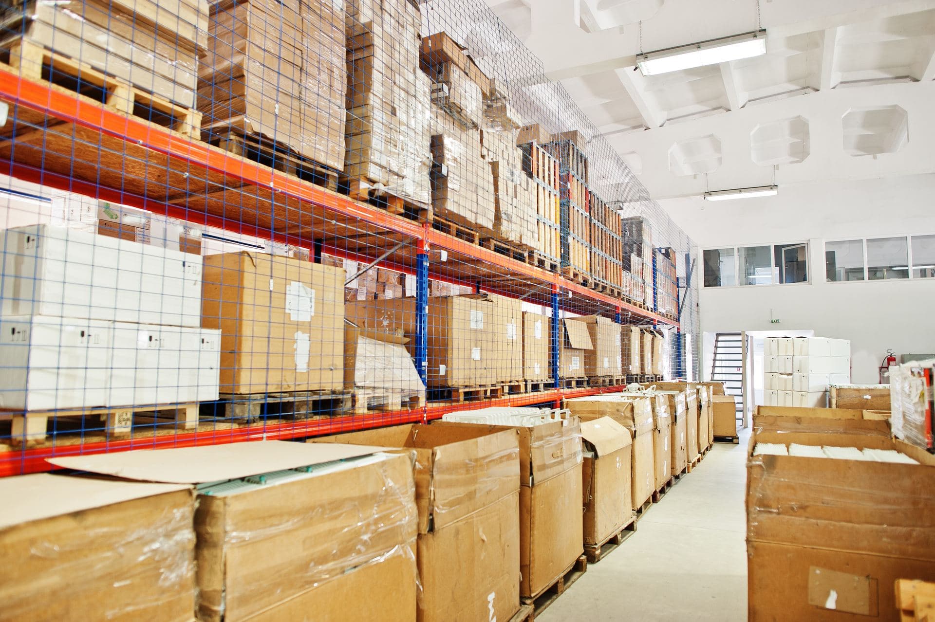 Interior de una bodega de almacenamiento con estanterías de carga.