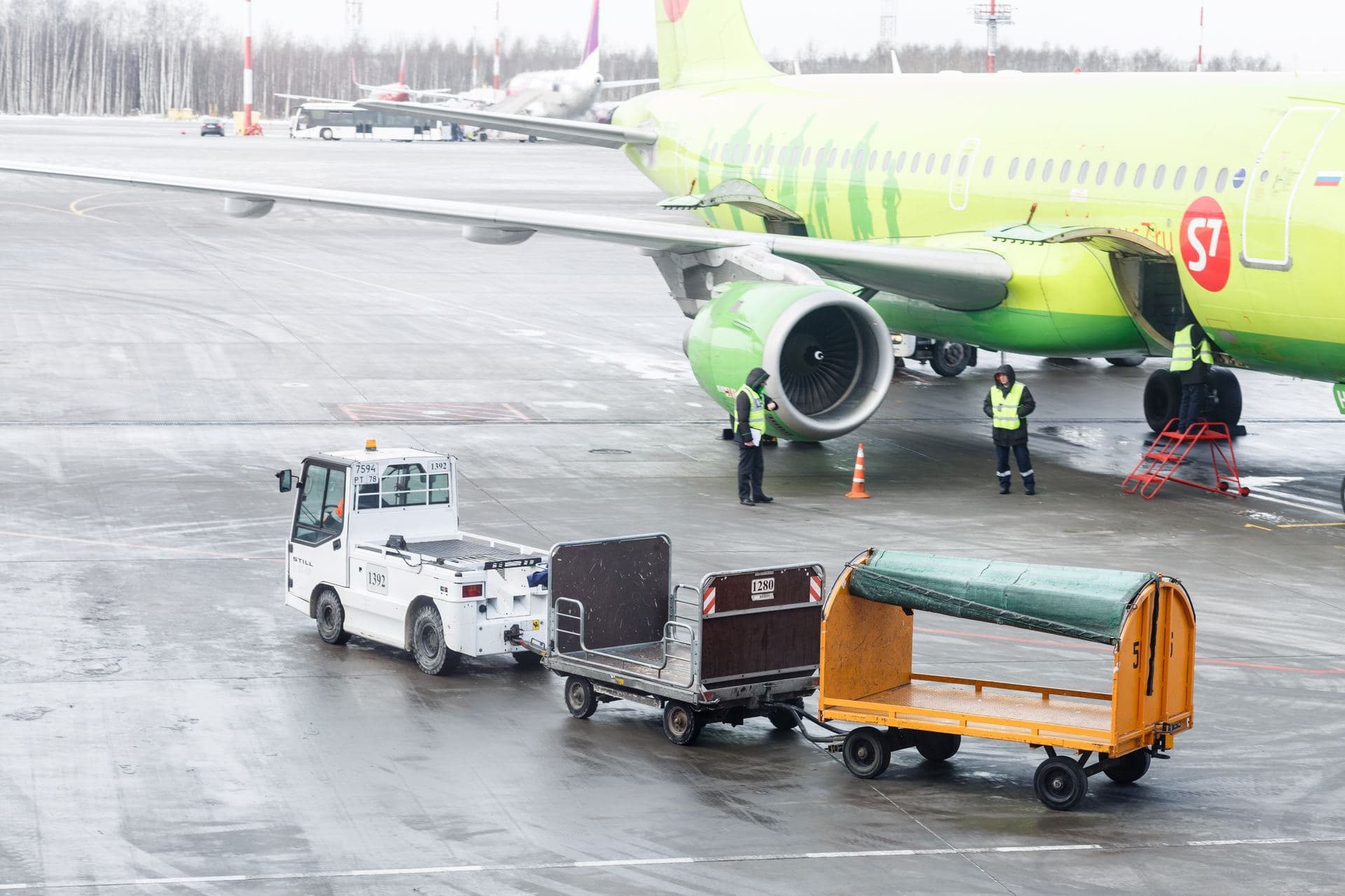 Equipo de manejo de carga en una plataforma de aeropuerto
